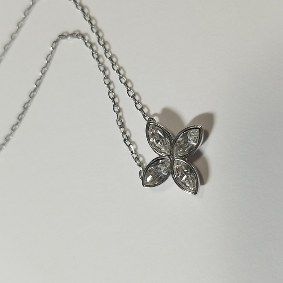 Like New Rare Swarovski Flower/Clover Necklace - Picture 10 of 10
